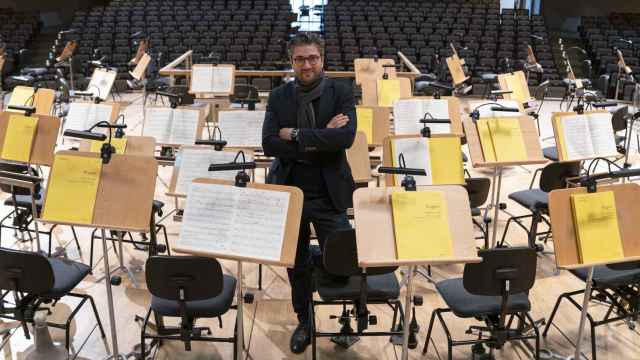 David Afkham, director artístico de la OCNE, en el Auditorio Nacional de España con partituras de Wagner.