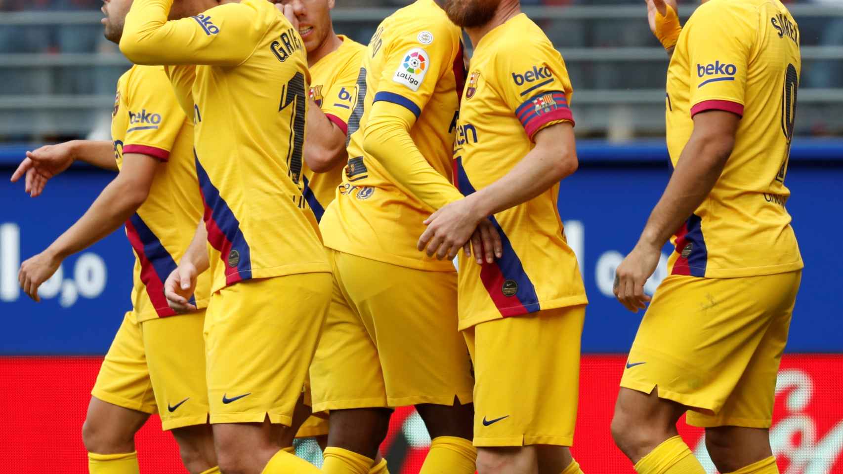 Los jugadores del Barcelona celebran uno de los goles del partido ante el Eibar