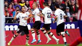 Los jugadores del Valencia celebran el gol de Parejo ante el Atlético de Madrid