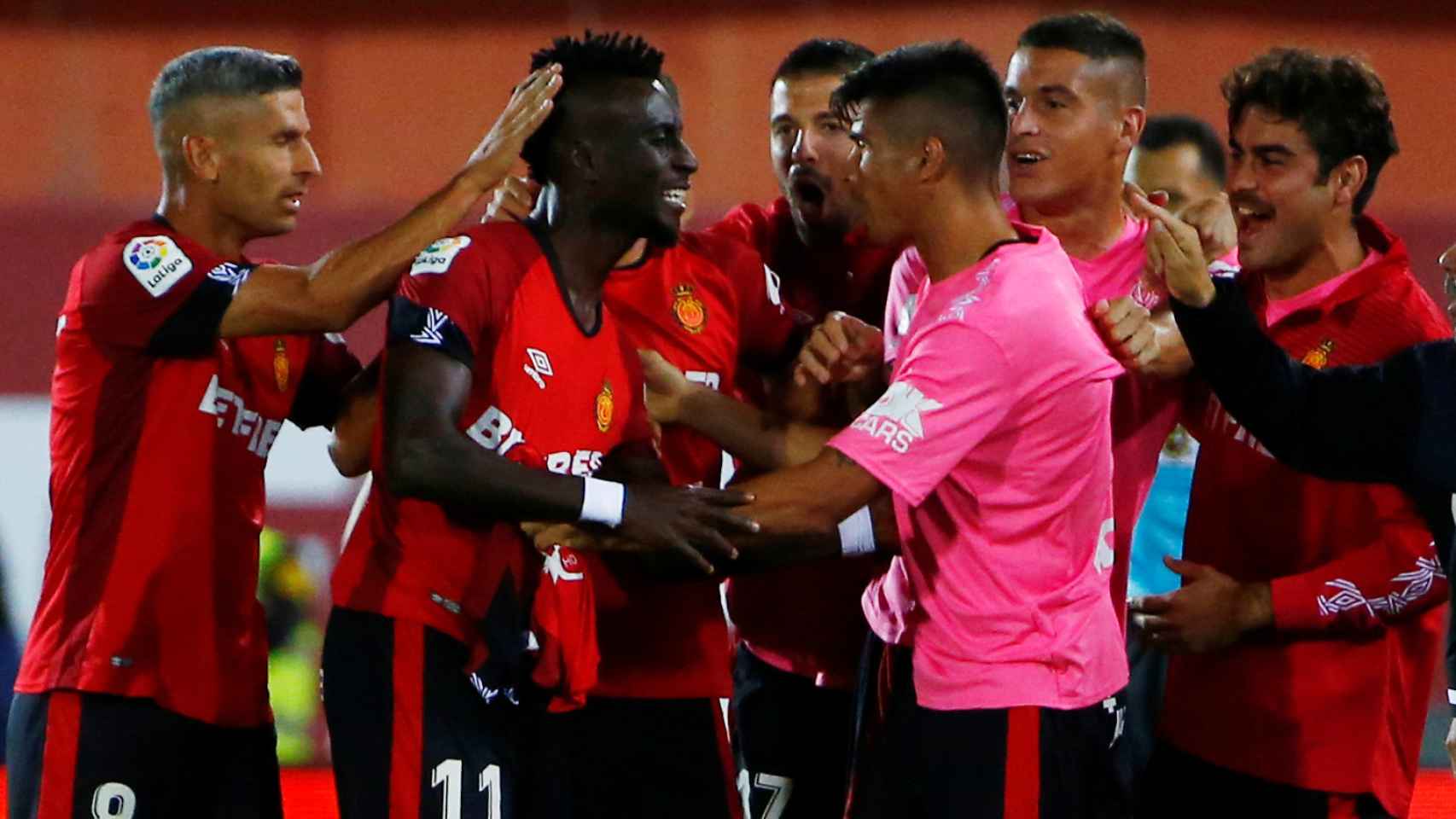 Los jugadores del Mallorca celebran con Lago Junior su gol