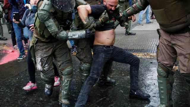 Los agentes cargan contra los manifestantes en Santiago de Chile.