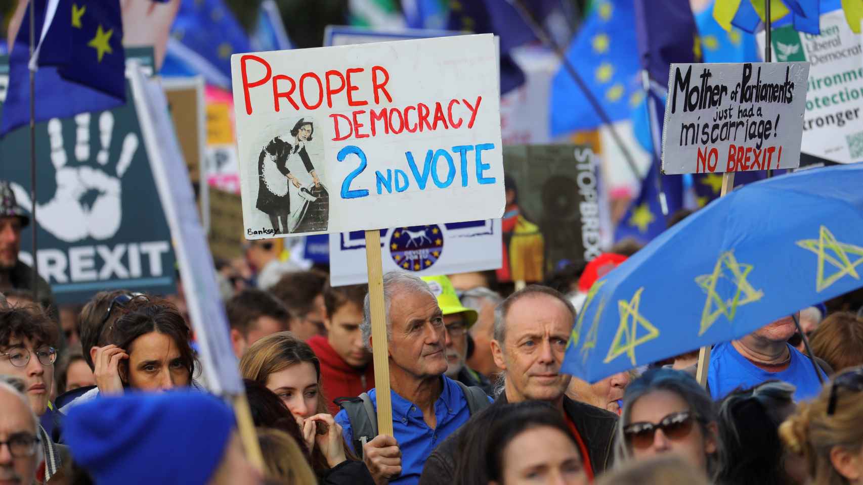 Opositores al 'brexit' piden un segundo referéndum antes de que se ejecute.