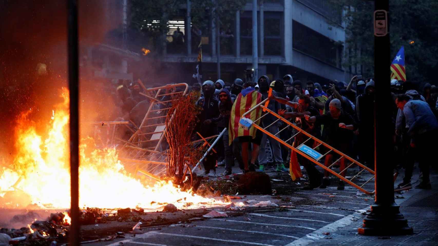 Mnifestantes violentos durante la protesta en Vía Laietana (Barcelona) de este pasado viernes.