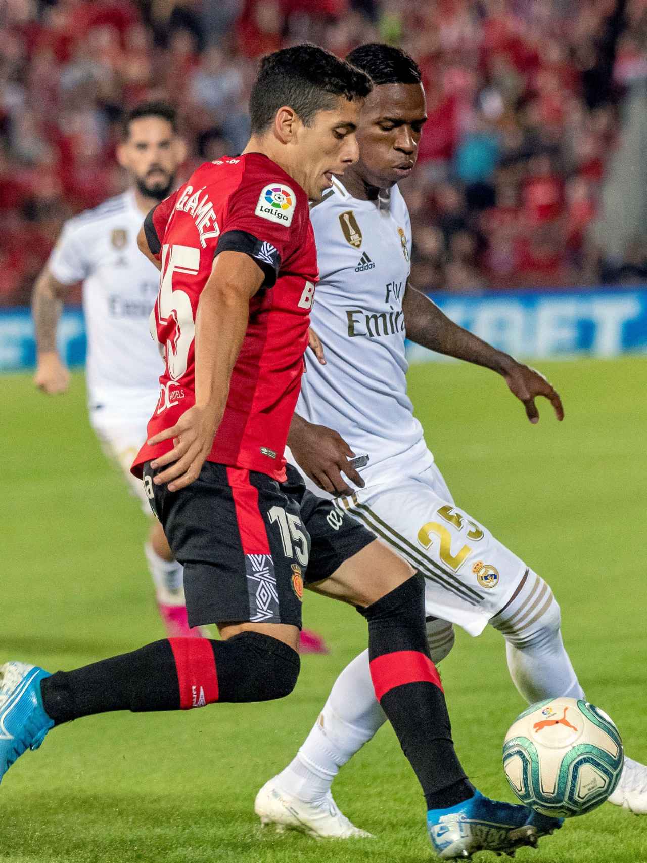 Vinicius pugna por un balón en el partido frente al Mallorca