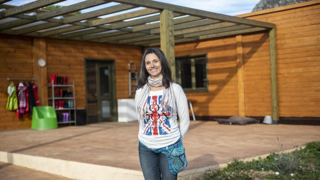Marigú, directora de la escuela, a la entrada de la Green House (Primaria) de Dos Latidos.