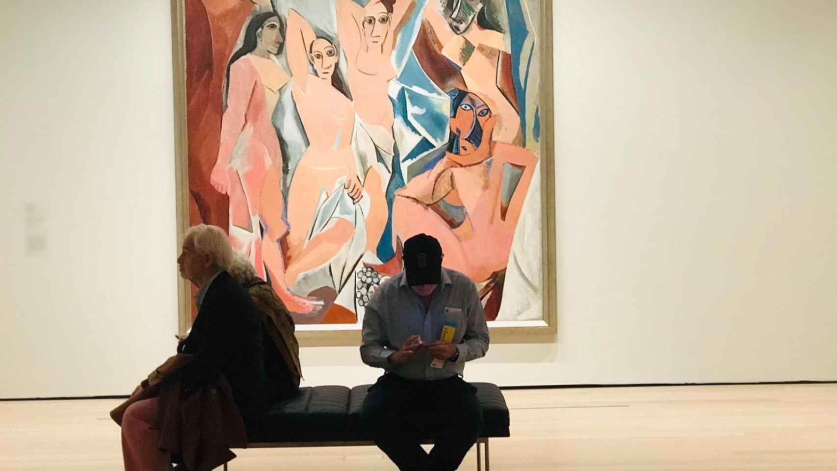Dos personas frente al famoso cuadro de Picasso: 'Las señoritas de Avignon'.