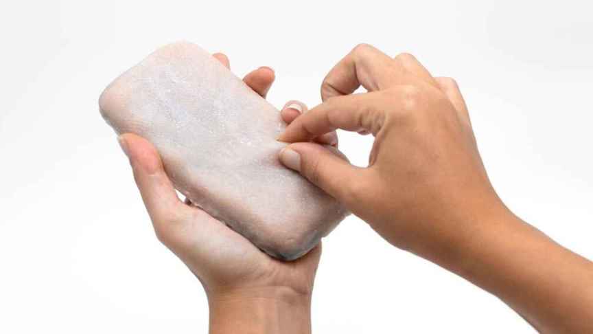 Escalofriante: fundas para móvil con tacto de piel humana