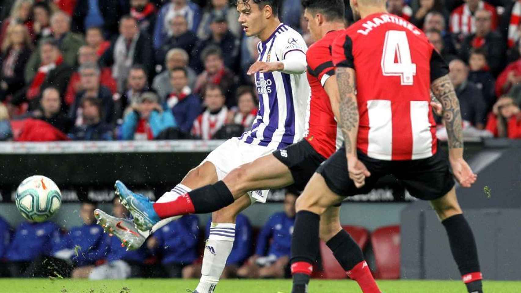 Enes Ünal ante Íñigo Martínez, en el Athletic - Valladolid de La Liga