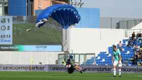 Un paracaidista aterriza en el centro del campo durante el Sassuolo - Inter