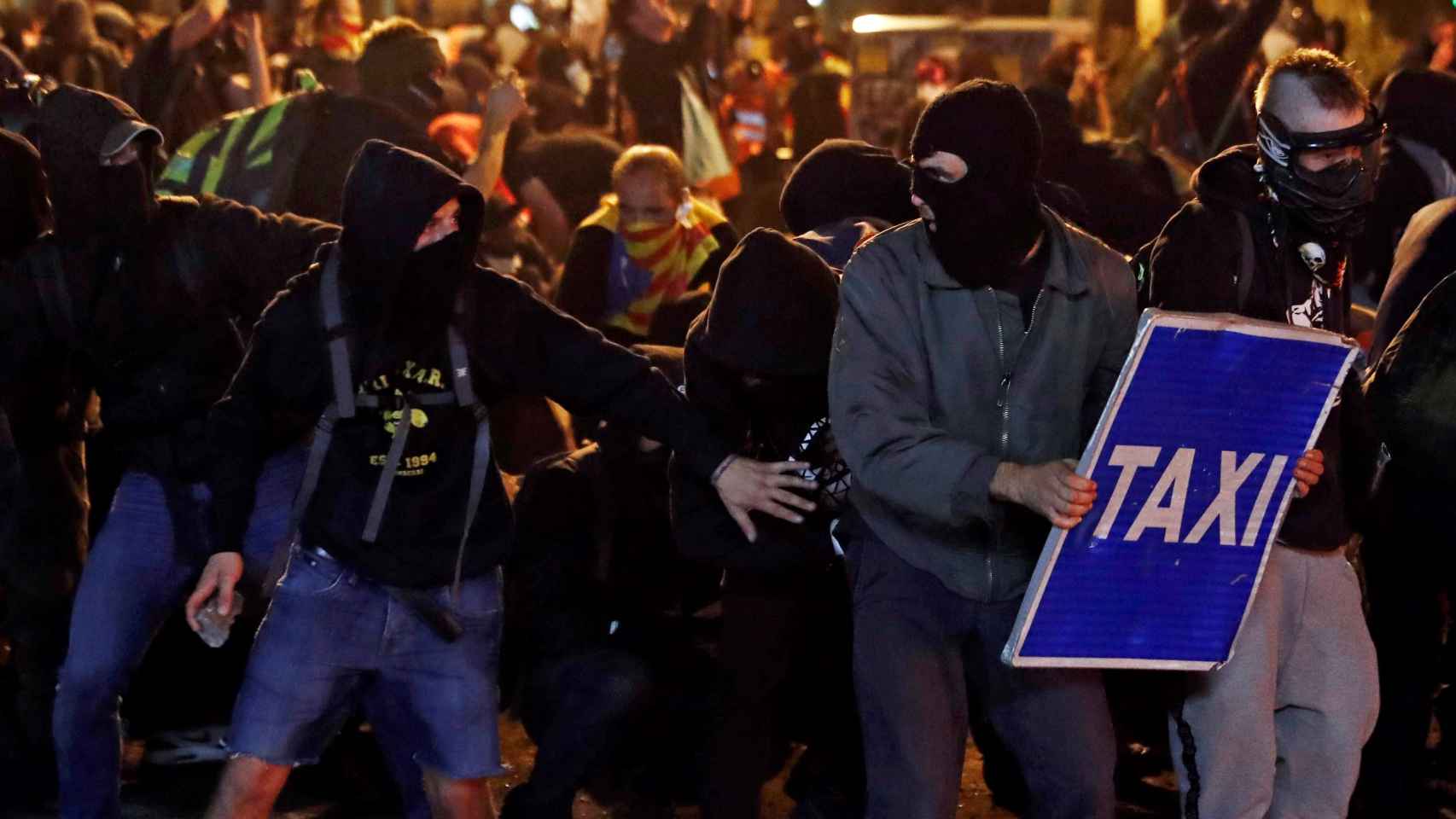 Un grupo de violentos en las protestas que tuvieron lugar el viernes en Barcelona.