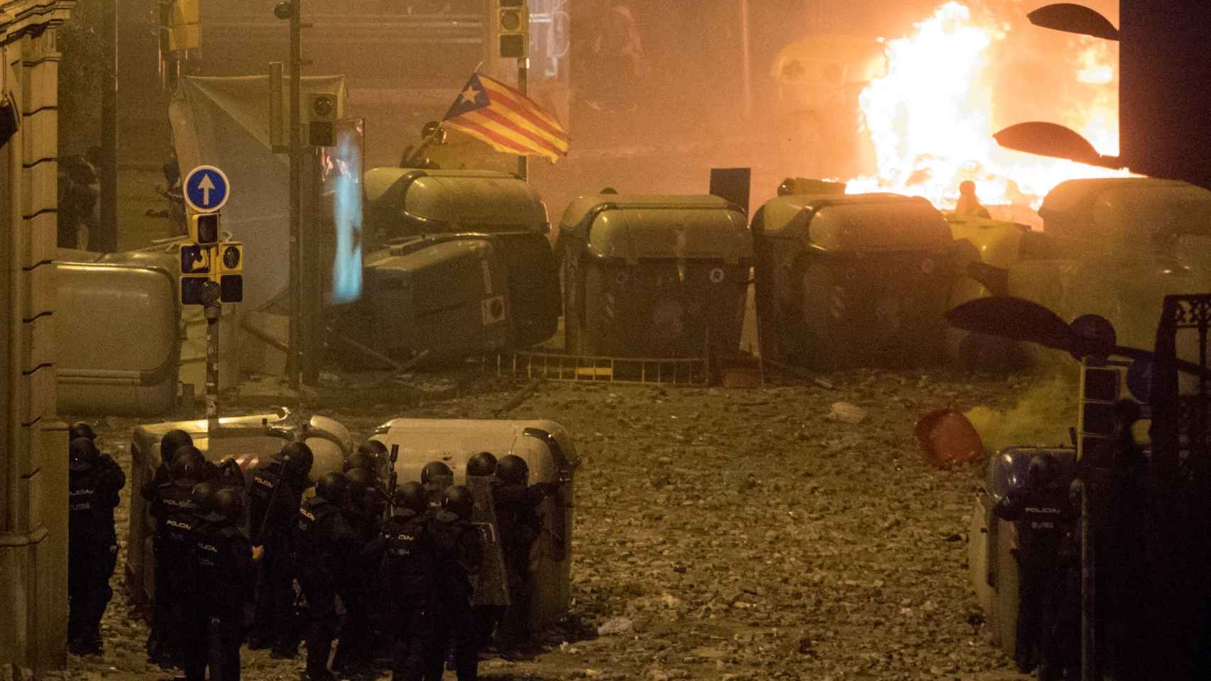 Los hechos tuvieron lugar durante los disturbios que se vivieron en Cataluña tras la sentencia del 'procés'; en la imagen, una escena que se vivió en Barcelona.