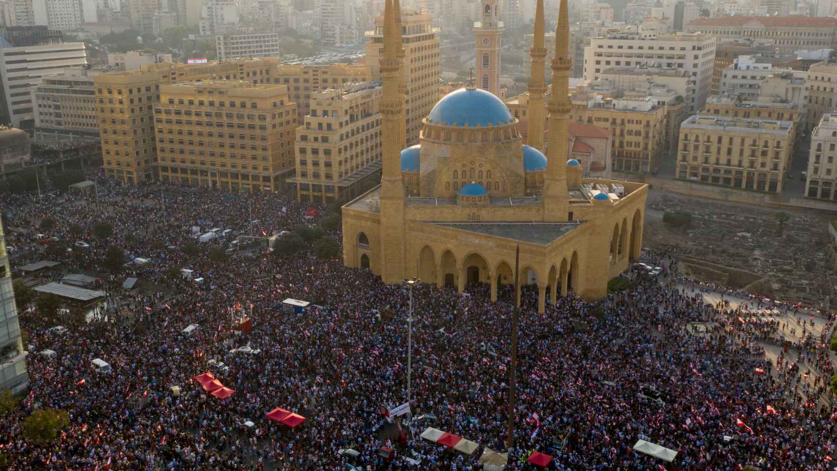 Miles de personas se concentran frente a la mezquita Mohammad Al-Amin (conocida como la 'Mezquita Azul'), en el centro de Beirut.