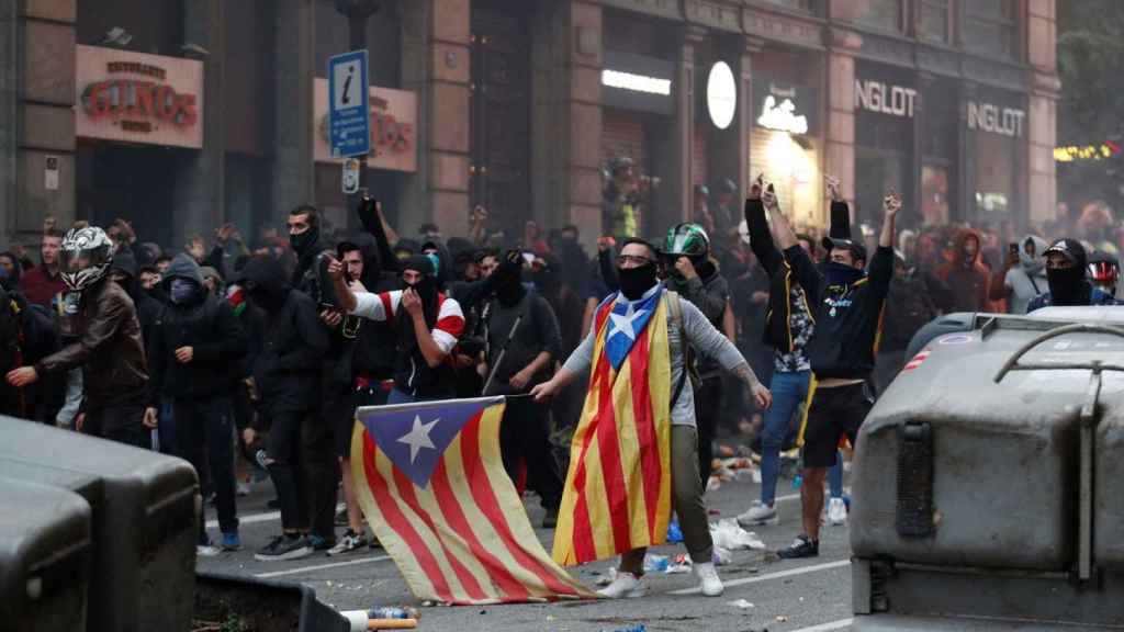 Jóvenes radicales en las protestas del pasado viernes por las calles de Barcelona.