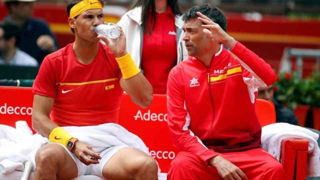 Rafa Nadal y Bruguera en un partido de Copa Davis.