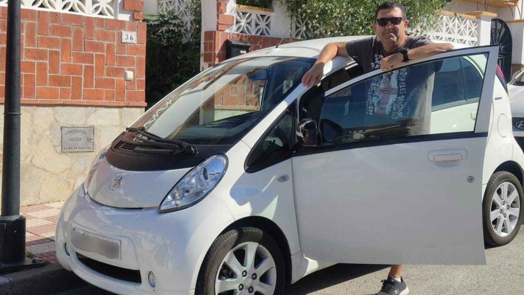 Paco posando con su Peugeot Ion en Estepona
