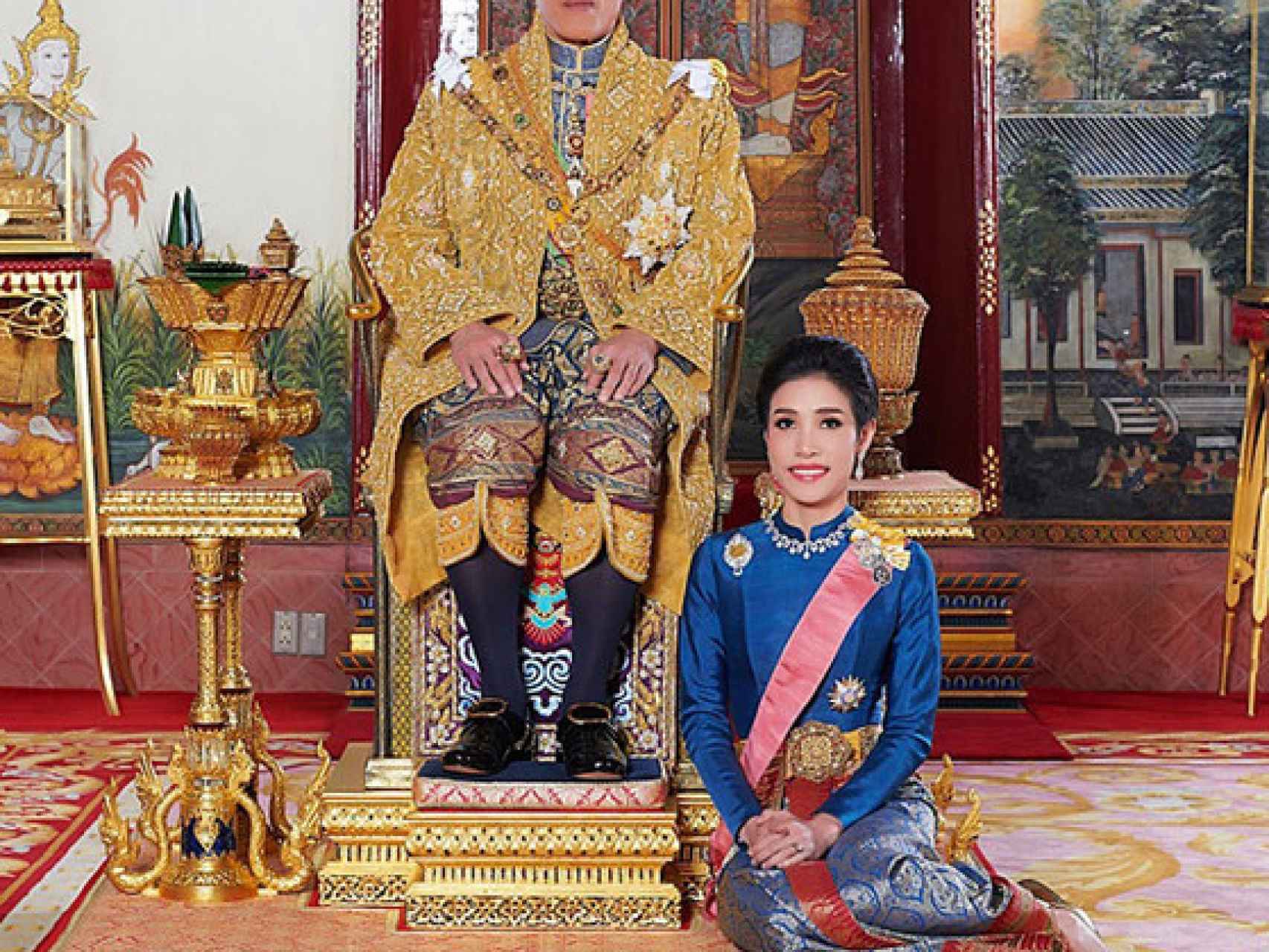El rey de Tailandia y la mujer a la que nombró su consorte.