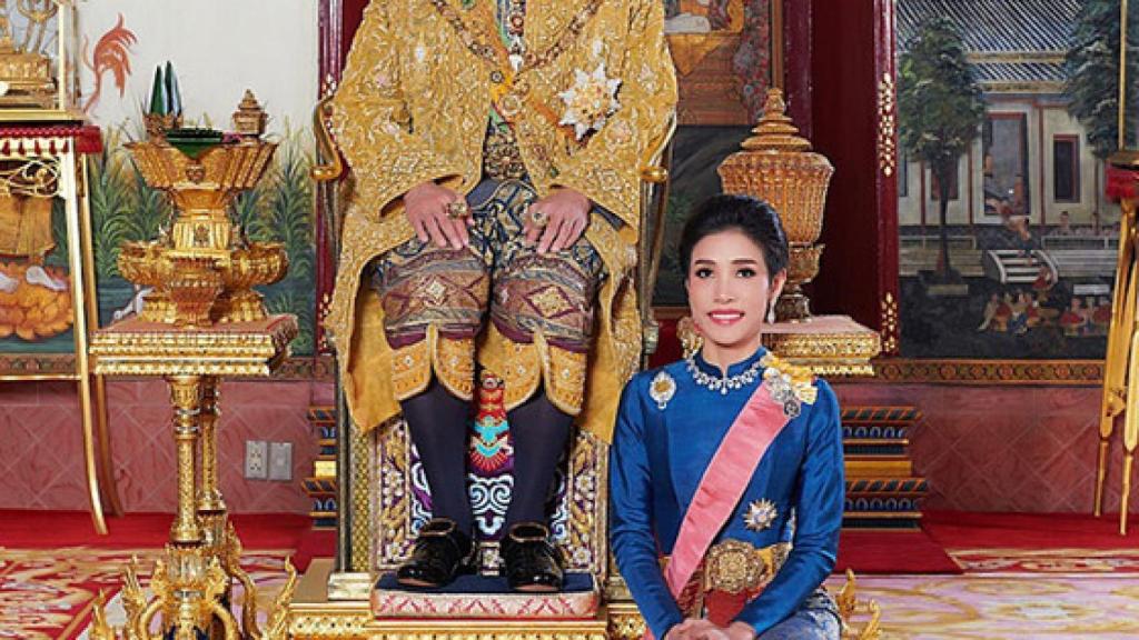 El rey de Tailandia y Sineenat Wongvajirapakdi.