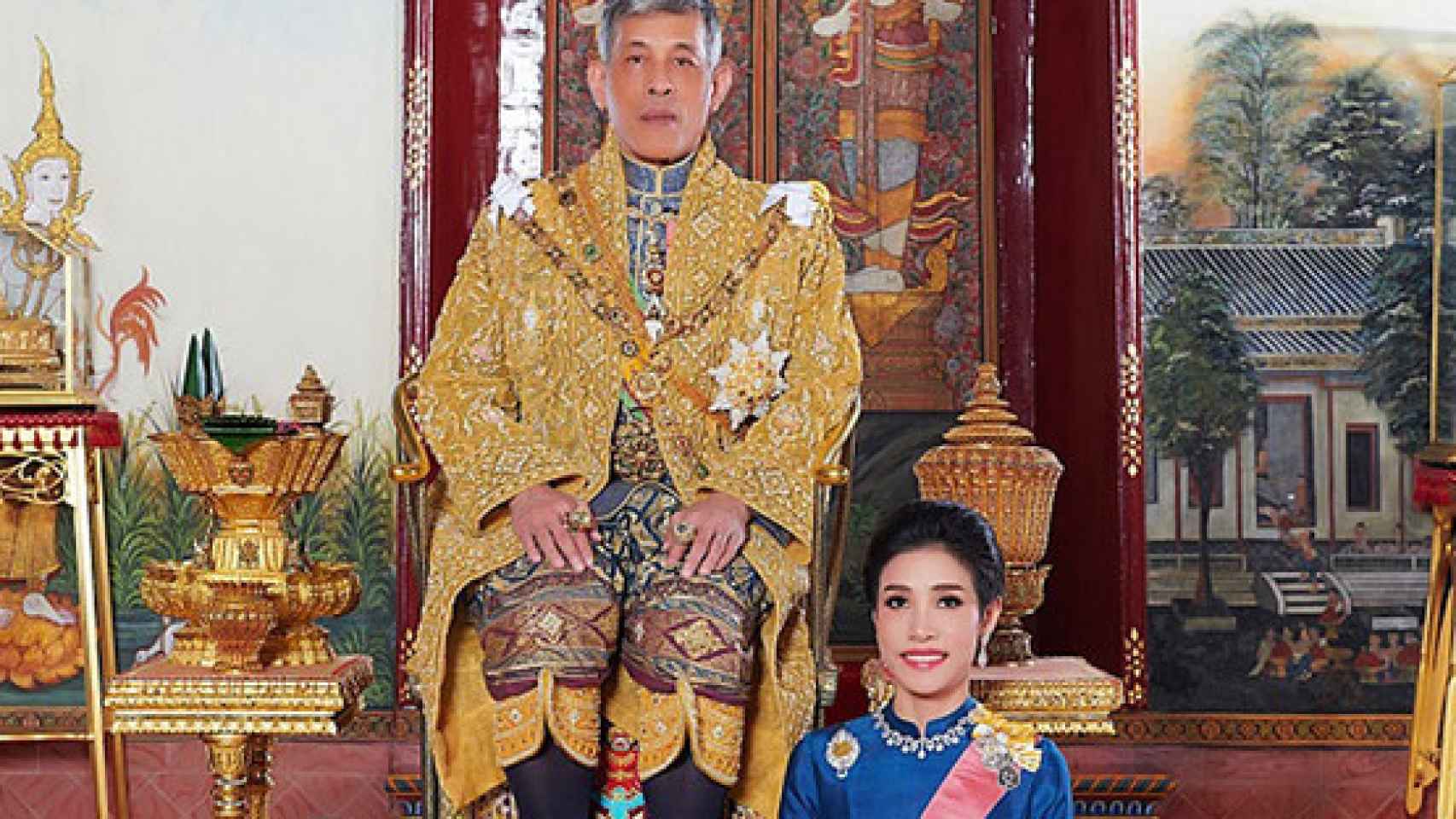El rey de Tailandia y Sineenat Wongvajirapakdi.