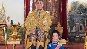 El rey de Tailandia y Sineenat Wongvajirapakdi.