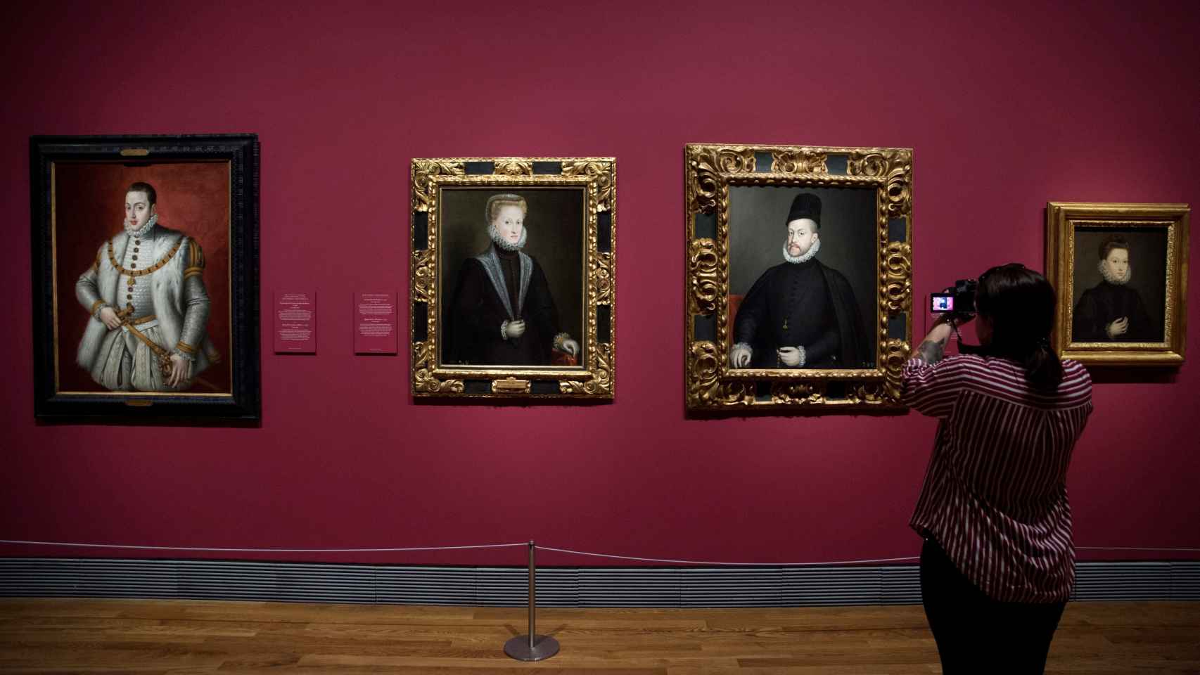 Retratos del príncipe Don Carlos, la reina Ana de Austria y Felipe II, los dos últimos obra de Sofonisba Anguissola. El original del primero no se conserva.