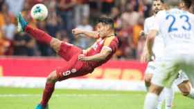 Radamel Falcao remata un balón con el Galatasaray