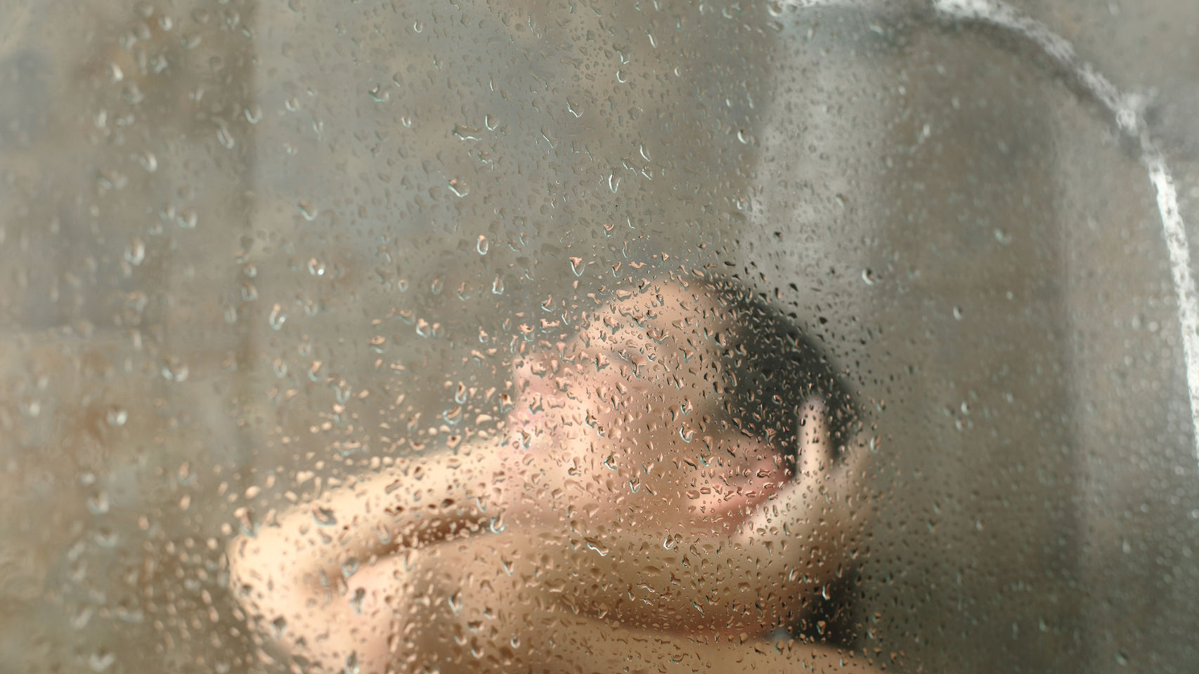 Una imagen de archivo de una mujer bajo la ducha.
