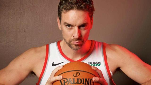 Pau Gasol posa con la camiseta de Portland