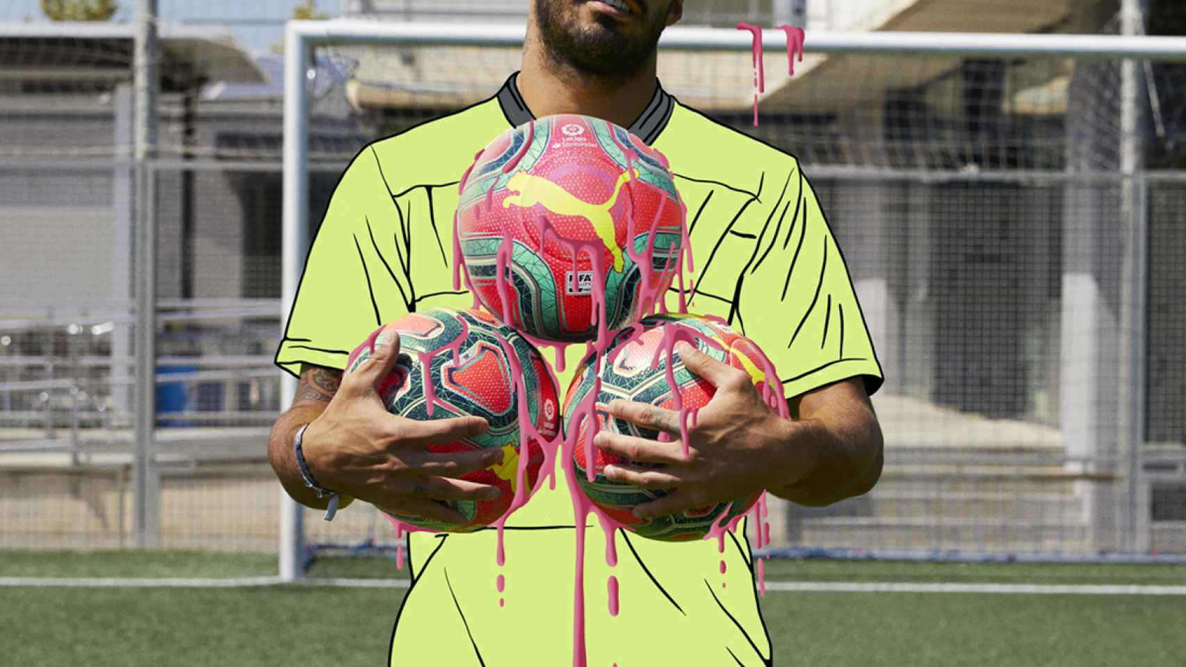 Luis Suárez, con el nuevo balón rosa de La Liga