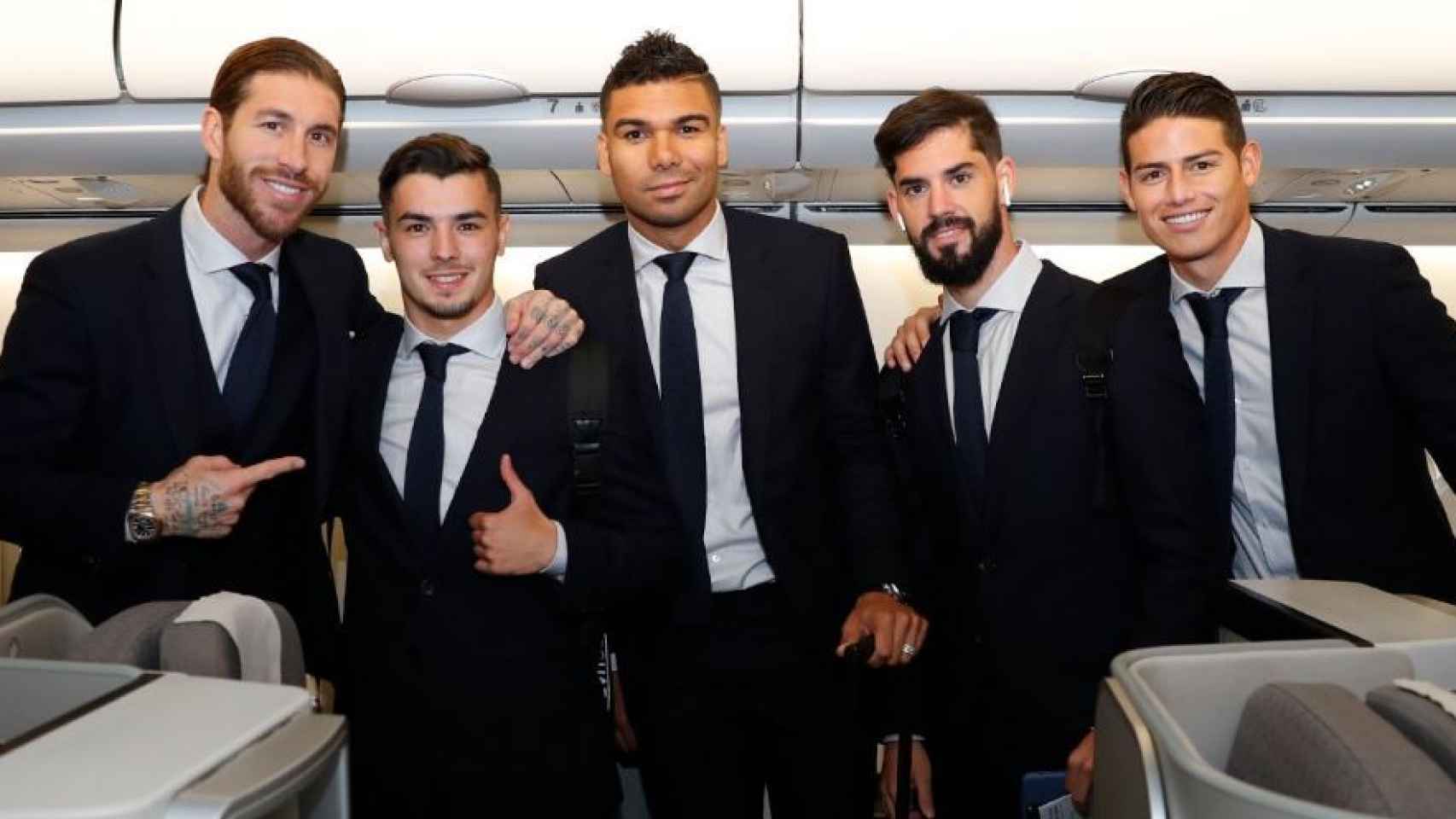 Los jugadores del Real Madrid en el avión.