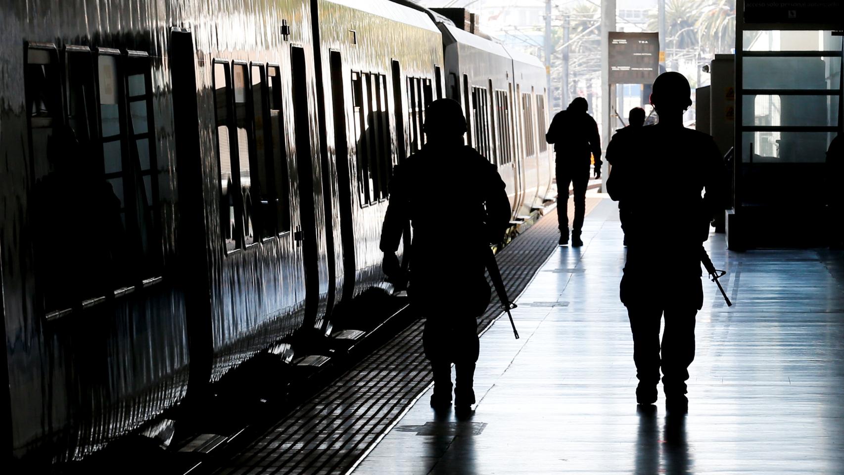 Una estación de metro en Valparaíso, repleta de soldados.