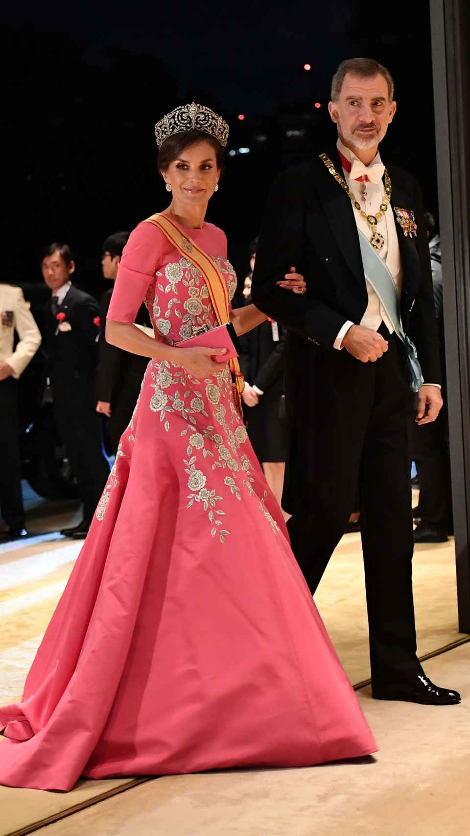 El elegante vestido capote de Letizia que se pisaba a cada paso y ...