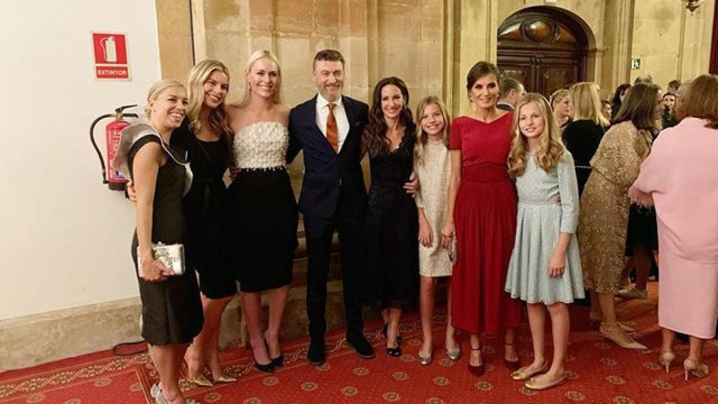 La esquiadora Lindsey Vonn, Robert Gavin Bonnar, Telma Ortiz, la infanta Sofía, la reina Letizia y la princesa Leonor.