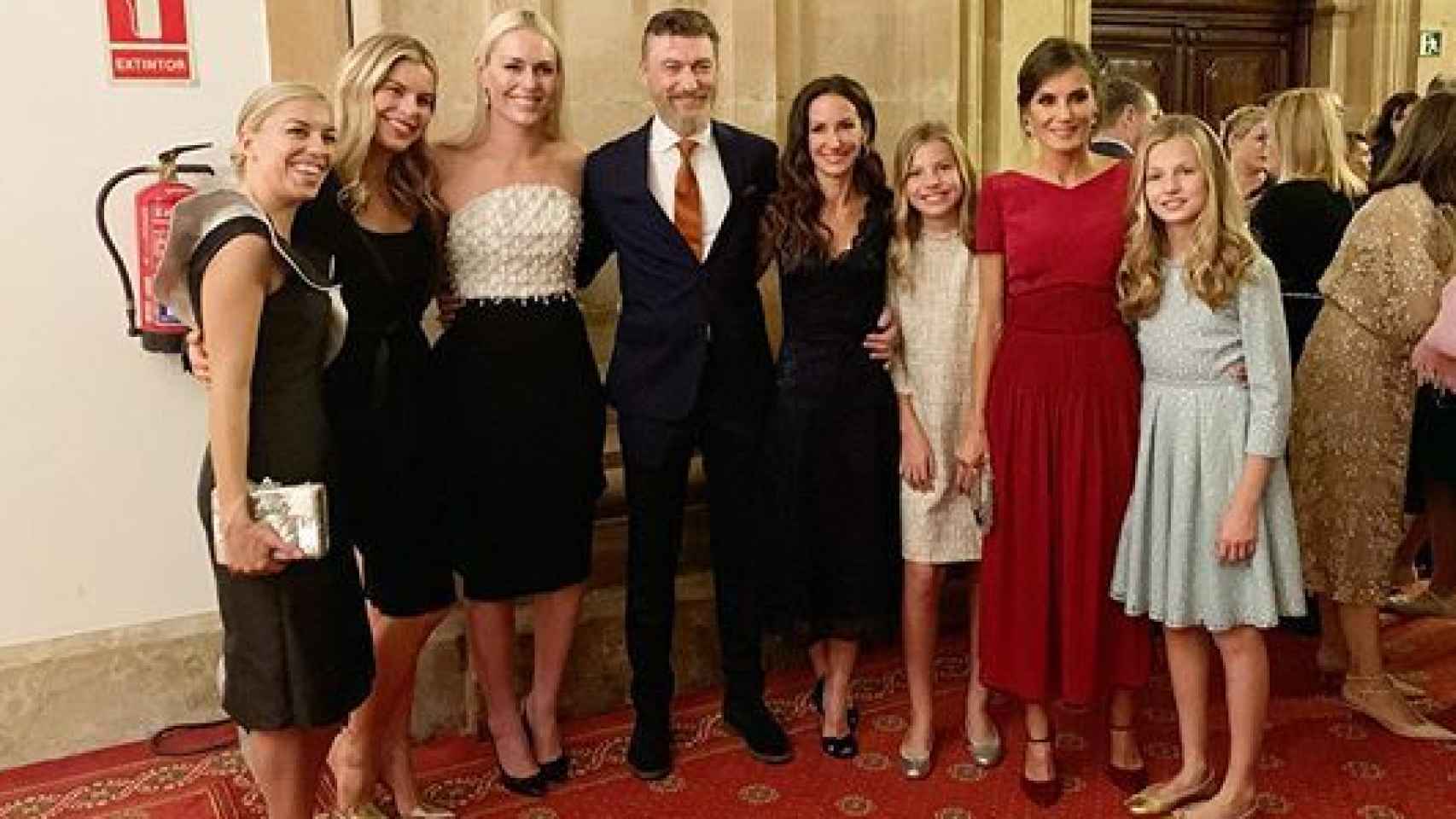 La esquiadora Lindsey Vonn, Robert Gavin Bonnar, Telma Ortiz, la infanta Sofía, la reina Letizia y la princesa Leonor.