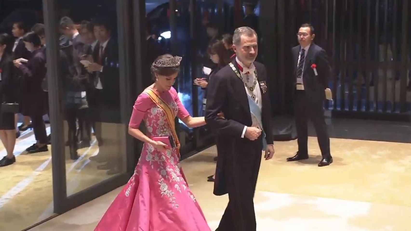 La reina Letizia con vestido de Carolina Herrera en Tokio.