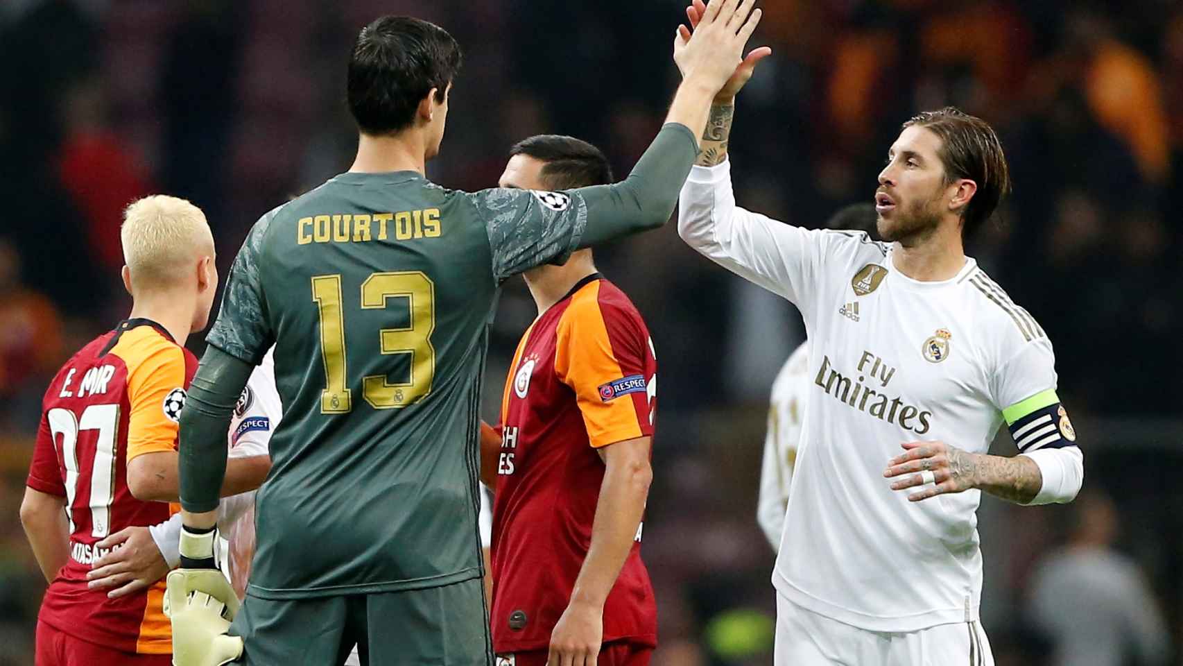Courtois se saluda con Ramos en el partido contra el Galatasaray