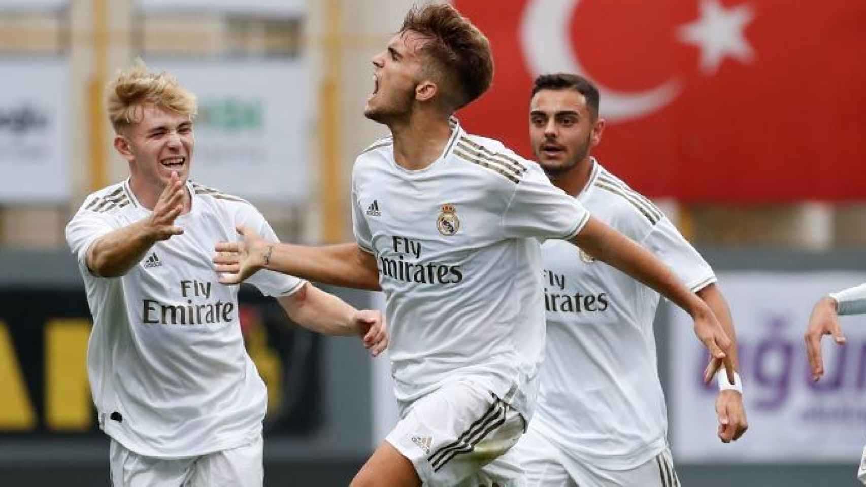 Pablo Ramón celebra un gol del Juvenil A del Real Madrid en la UEFA Youth League