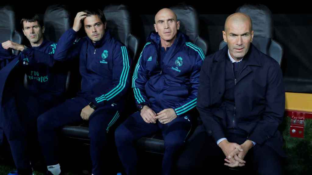 Zidane junto a sus ayudantes en el banquillo del Ali Sami Yen