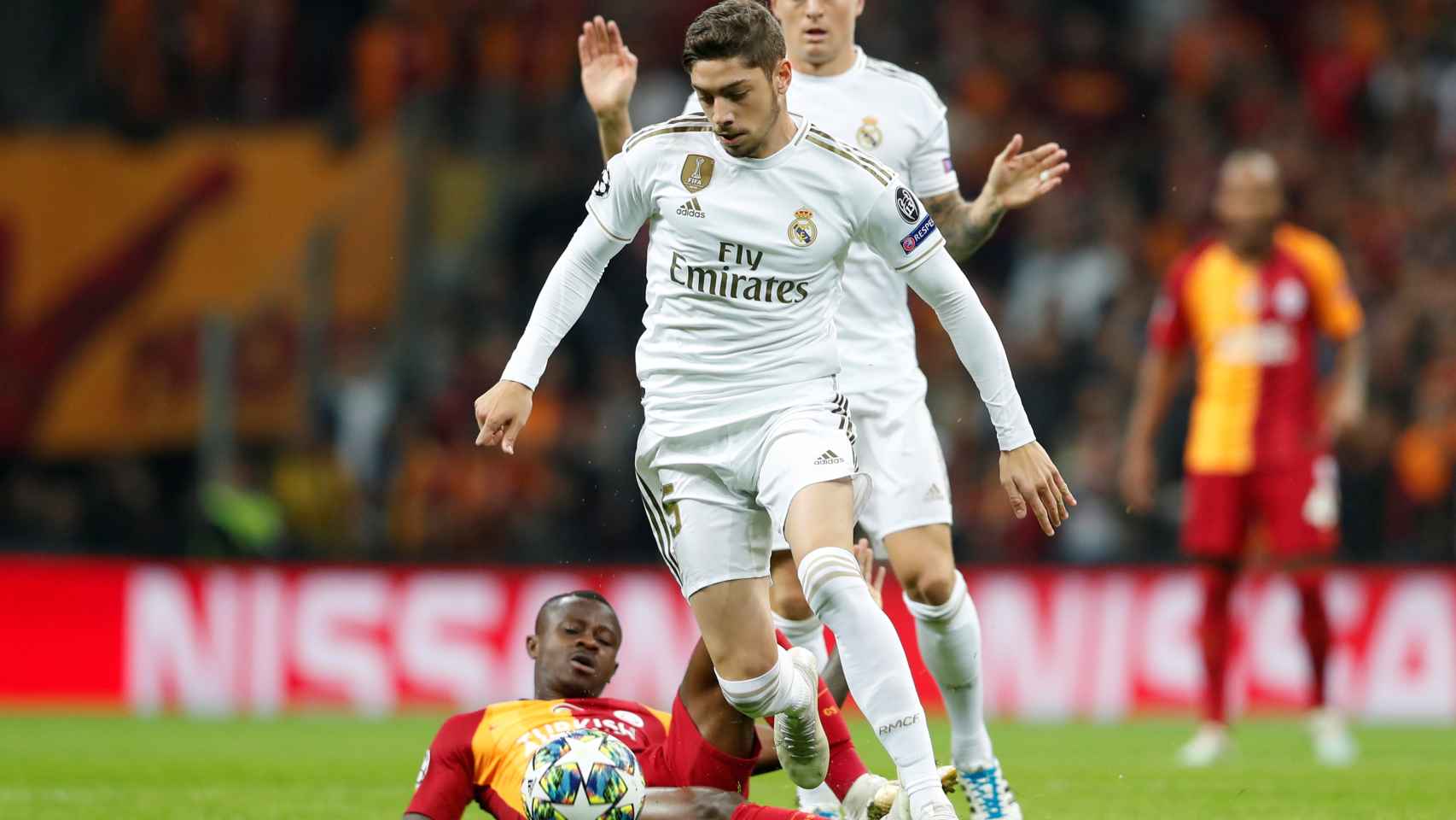 Fede Valverde evita la presión de un jugador del Galatasaray