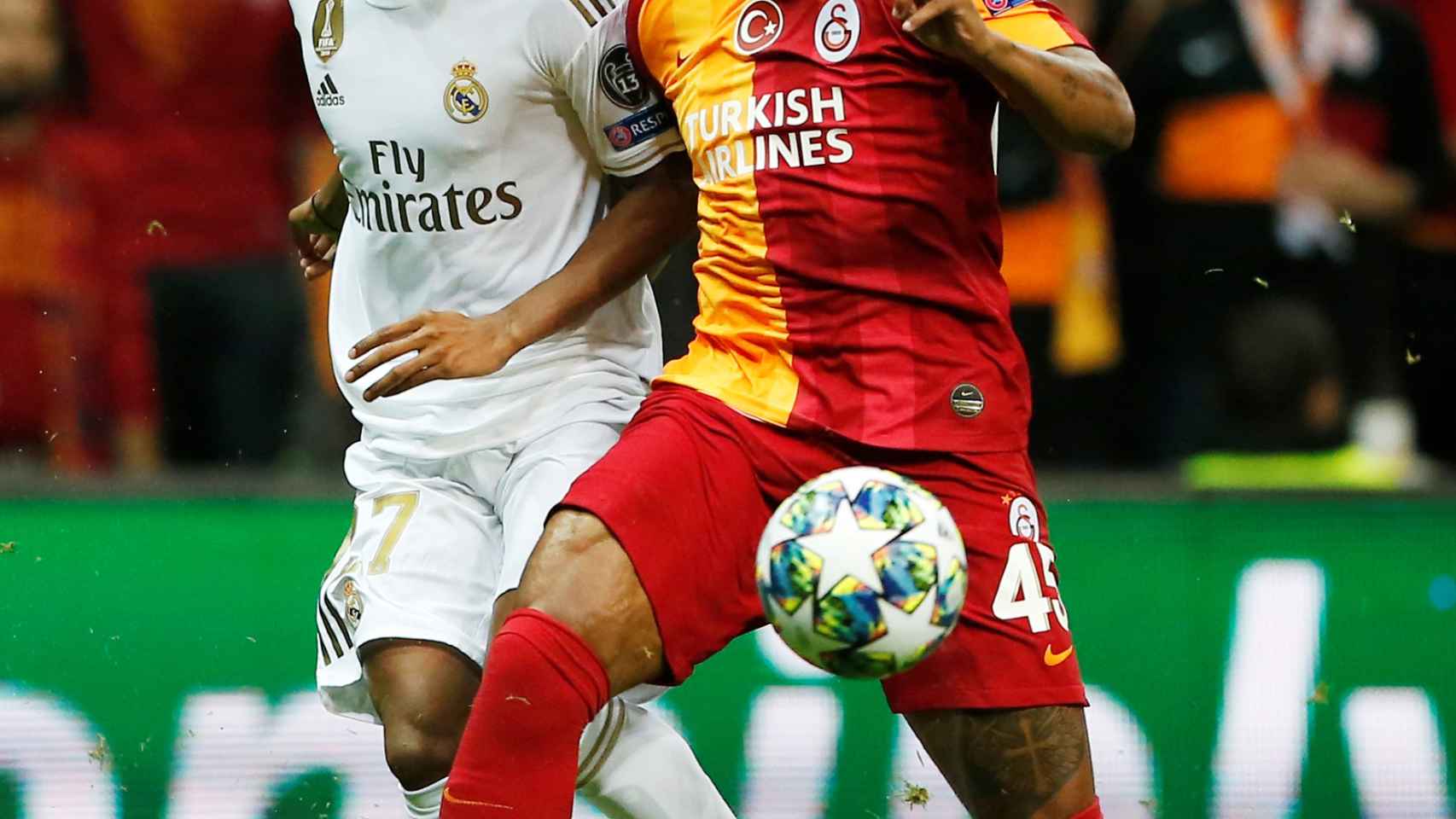 Rodrygo intenta adelantarse a un jugador del Galatasaray