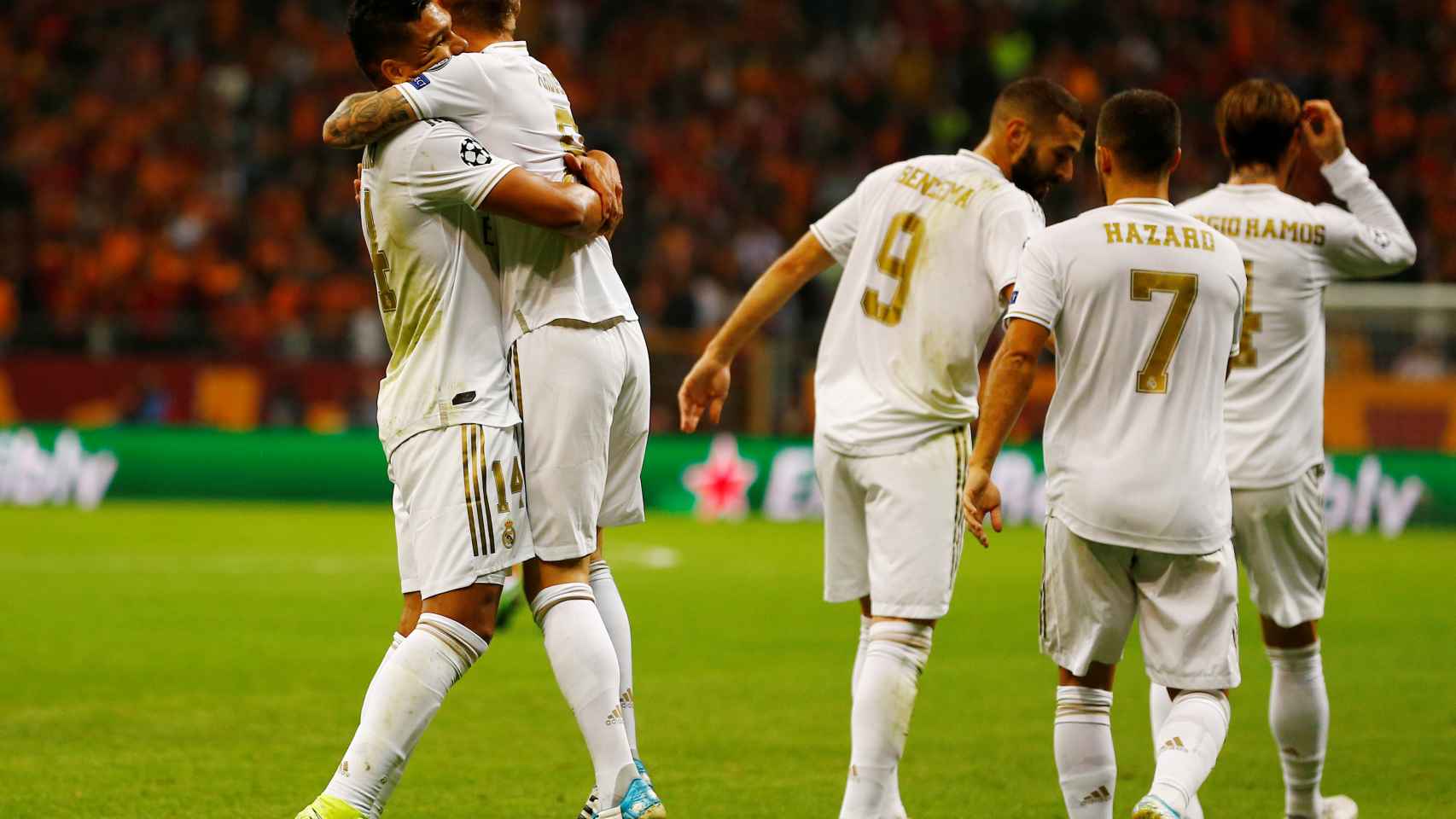 Casemiro celebra con Kroos el primer gol del Real Madrid al Galatasaray