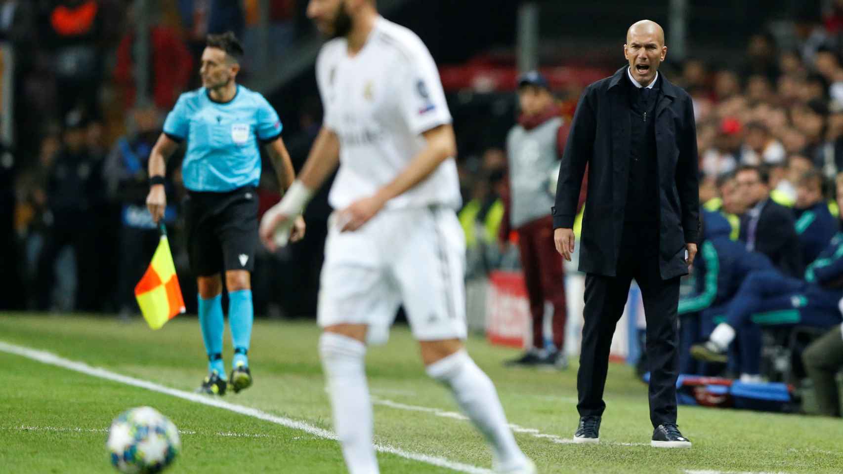 Zinedine Zidane da órdenes a los jugadores del Real Madrid