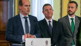 El presidente de Castilla-La Mancha, Emiliano García-Page, este lunes en Guadalajara con el alcalde, Alberto Rojo, y el consejero José Luis Escudero