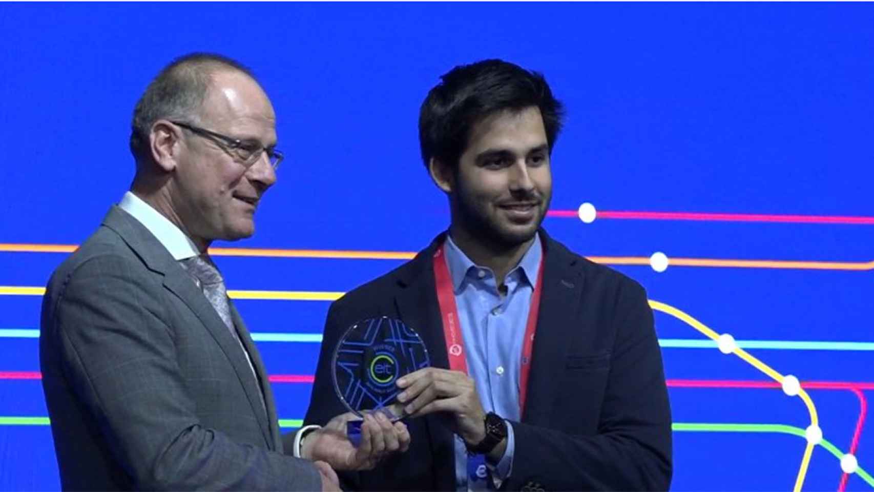 David Pistoni, CEO de la startup española Zeleros, recogiendo su premio de EIT.