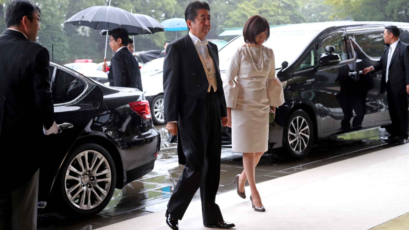 El primer ministro de Japón, Shinzo Abe, y su esposa Akie llegan al Palacio Imperial.