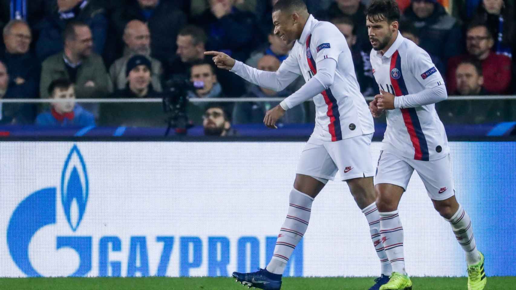 Mbappé y Bernat celebran un gol en la Champions League con el PSG