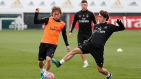 Modric y Odriozola, en un entrenamiento del Real Madrid