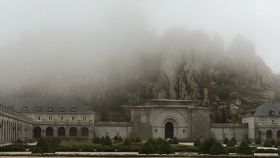 El Valle de los Caídos, con niebla este lunes