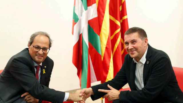 El presidente de la Generalitat de Cataluña, Quim Torra (i), saluda al dirigente de EH Bildu, Arnaldo Otegi, en una imagen de archivo.