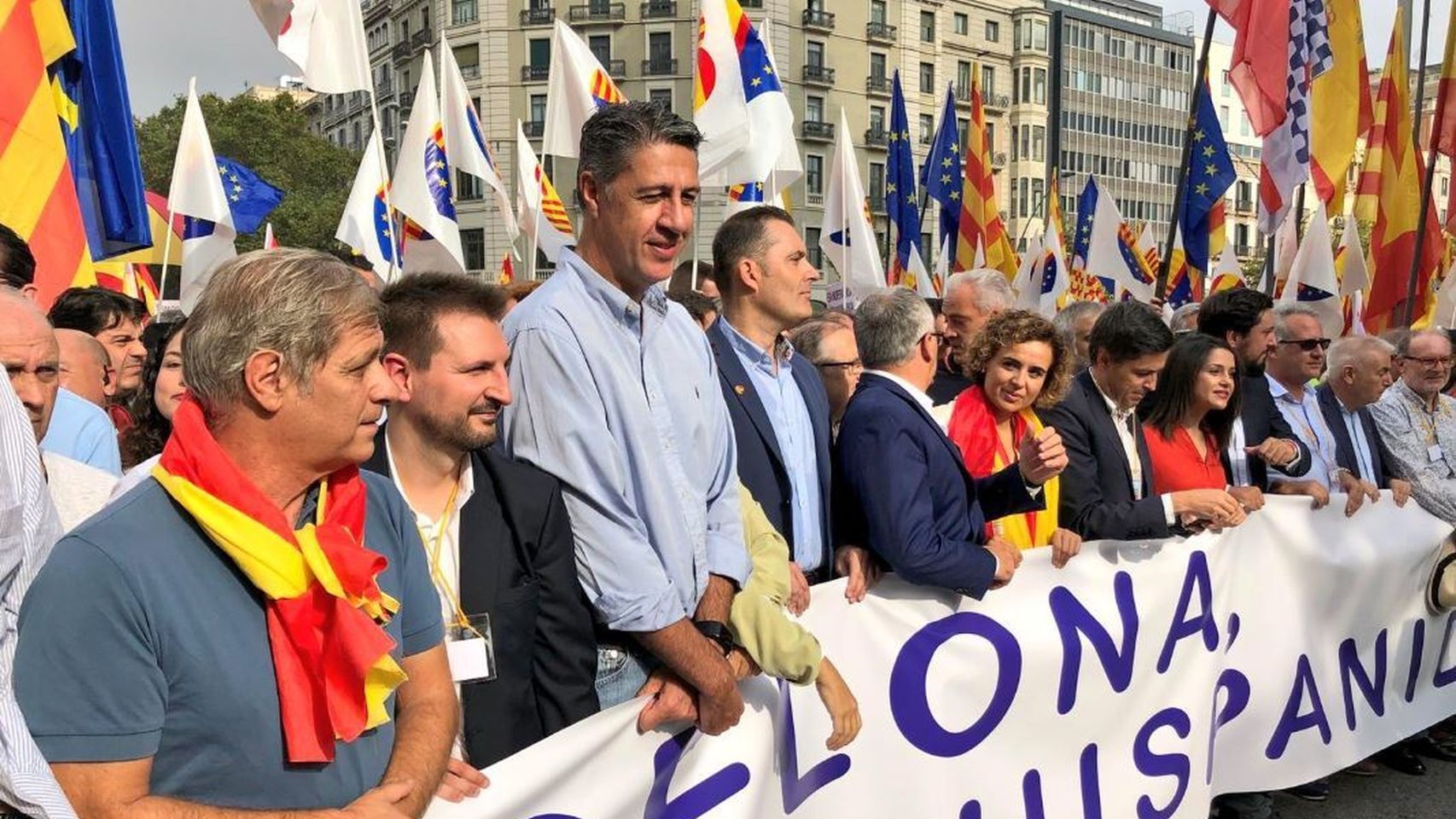 Miembros del PP y Ciudadanos durante la manifestación en Barcelona de la Fiesta Nacional.