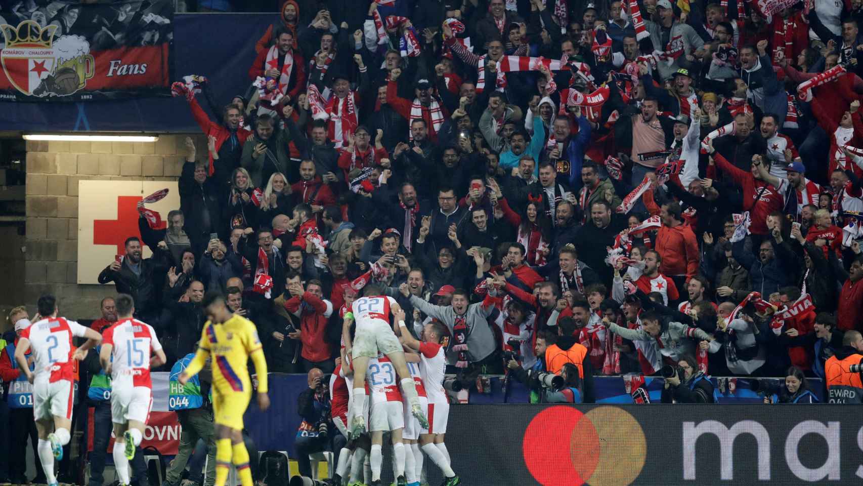 Los jugadores del Slavia celebran el gol